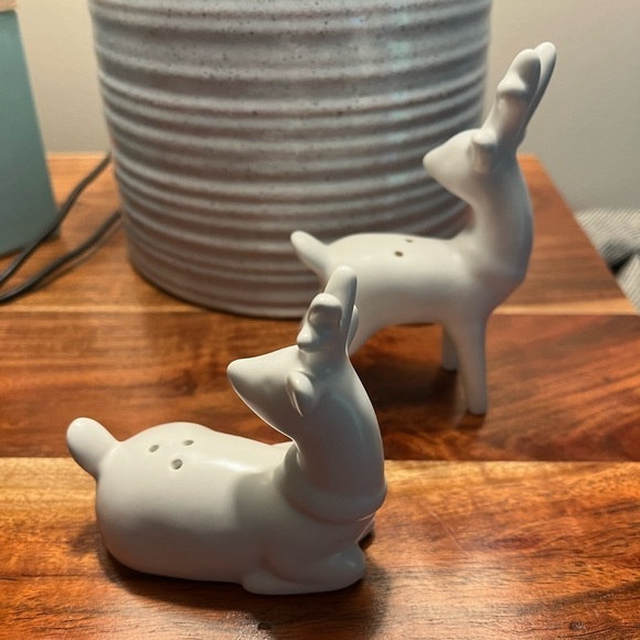 🎄Salt & Pepper Deer with Scarfs ShakerSet White Ceramic reindeer Winter - Picture 7 of 12